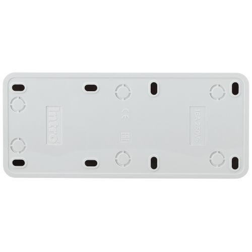 Розетка Intro Quadro 2-206-01 с заземлением трехместная 3х2P+E, 16А-250В, IP20, ОУ, белый | код Б0053819 | ЭРА