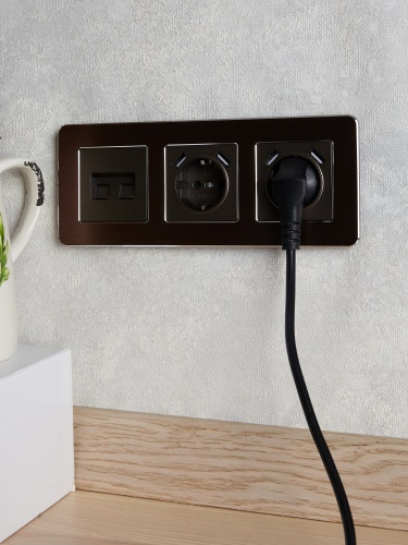 Розетка BRITE РЮш10-1-БрТБ 16А с USB A+A 2.1А с заземл. защ. шторки темн. бронза | код BR-R14-16-U21-D21-K45 | IEK фото 8