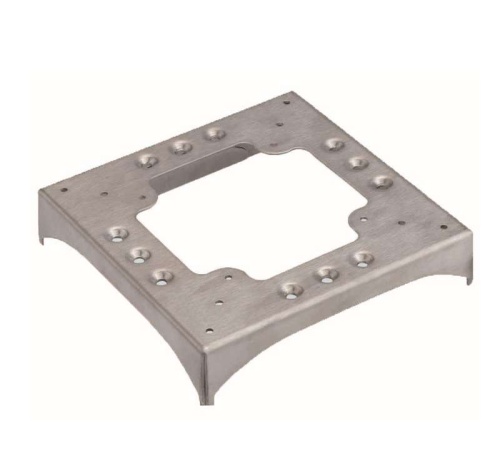 Connect Цоколь для соединения напольного кабель-каналала с 2 перфорациями 85x18мм и 2 вырезами под 90град.130х18мм алюминий | код KTA8229-8 | Simon