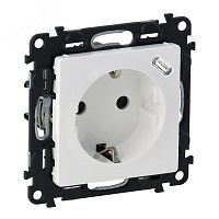 Valena LIFE.Розетка комбинированная 2К+З 16А ~250В со встроенным зарядным устройством USB C 1.5А 5В.С лицевой панелью.Белое | код 753135 | Legrand