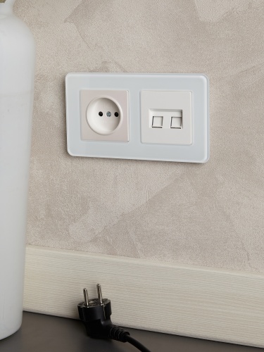 BRITE Рамка 2-мест. РУ-2-2-Бр стекло бел. RE IEK | код BR-M22-G-41-K01 | IEK фото 4