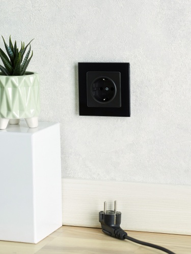 BRITE Розетка 1-местная с заземлением без защитных шторок 16А РС11-1-0-БрЧ черный | код BR-R11-16-K02 | IEK фото 7