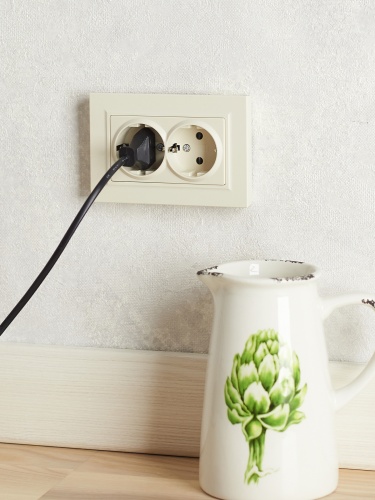 BRITE Розетка 2-местная с заземлением с защитными шторками 16А в сборе РСш12-3-БрКр бежевый | код BR-R24-16-K10-F | IEK фото 2