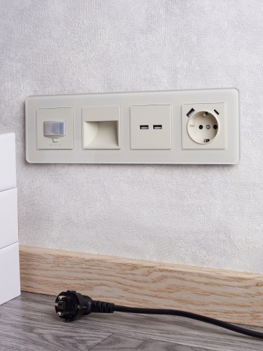 BRITE Рамка 4-мест. РУ-4-2-Бр стекло песчаный RE IEK | код BR-M42-G-41-K98 | IEK фото 4