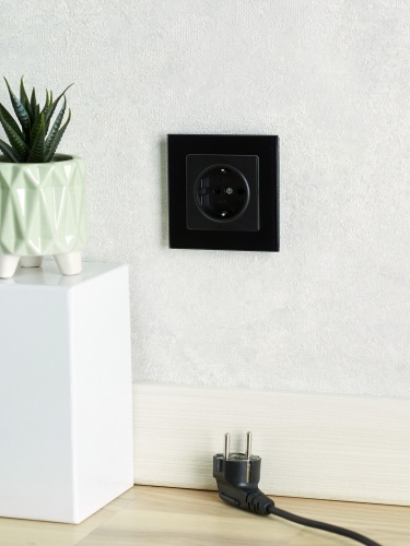 BRITE Розетка 1-местная с заземлением с защитными шторками 16А РС14-1-0-БрЧ черный | код BR-R14-16-K02 | IEK фото 4