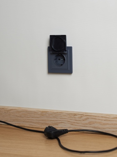 BRITE Розетка 1-местная с заземлением с защитными шторками и крышкой 16А IP20 РСбш10-3-БрМ маренго | код BR-R16-16-K35 | IEK фото 4