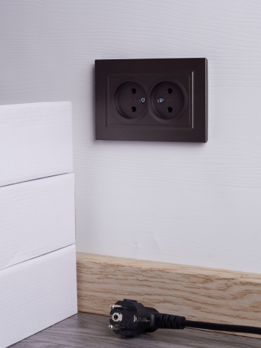 Розетка 2-м СП BRITE РС12-2-БрТБ 10А в сборе без заземл. без защ. шторок бр. | код BR-R20-10-K45-F | IEK фото 3