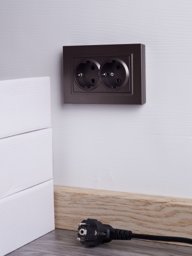 BRITE Розетка 2-местная с заземлением с защитными шторками 16А в сборе РСш12-3-БрТБ темная бронза | код BR-R24-16-K45-F | IEK фото 6