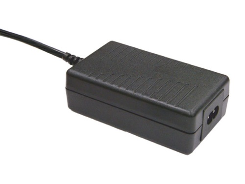 Адаптер AC-DC, настольный, 15Вт, вход 90...264B AC 47...63 Гц, 135...370B DC, выход 15B/1A, изоляция 3000B AC, 100x58.5x32.8мм, 0...+50С, сетевой разъём IEC320-C8, выходной разъем 11мм, диам. 5.5х2.1мм | код GS15B-4P1J | MeanWell