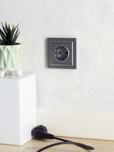 BRITE Розетка 1-местная с заземлением без защитных шторок 16А РС11-1-0-БрС сталь | код BR-R11-16-K46 | IEK фото 4