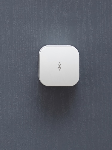 Выключатель 1-клавишный для открытой установки проходной ВСп10-1-0-ХБ 10А GLORY белый | код EVH12-K01-10 | IEK фото 2