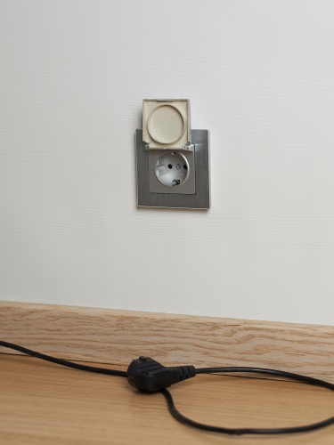 BRITE Розетка 1-местная с заземлением с защитными шторками и крышкой 16А IP20 РСбш10-3-БрА алюминий | код BR-R16-16-K47 | IEK фото 3