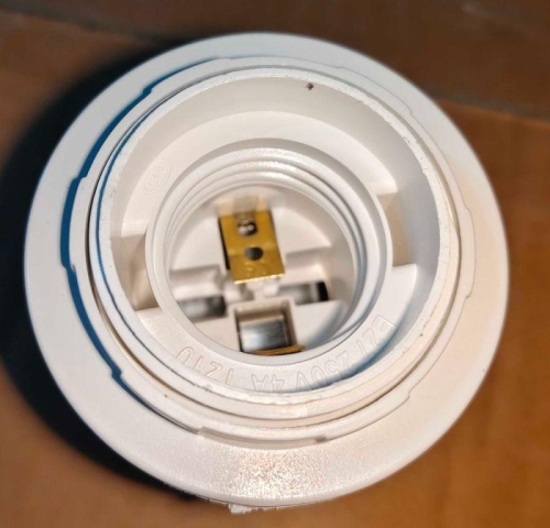 Патрон резьбовой V03-P-WR-E27 E27 220В 4А с кольцом под лампу пласт. Volsten 12216 фото 3