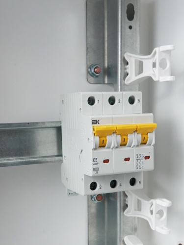 Автоматический выключатель ВА47-60M 3Р 2А 6кА С | код MVA31-3-002-C | IEK  фото 3